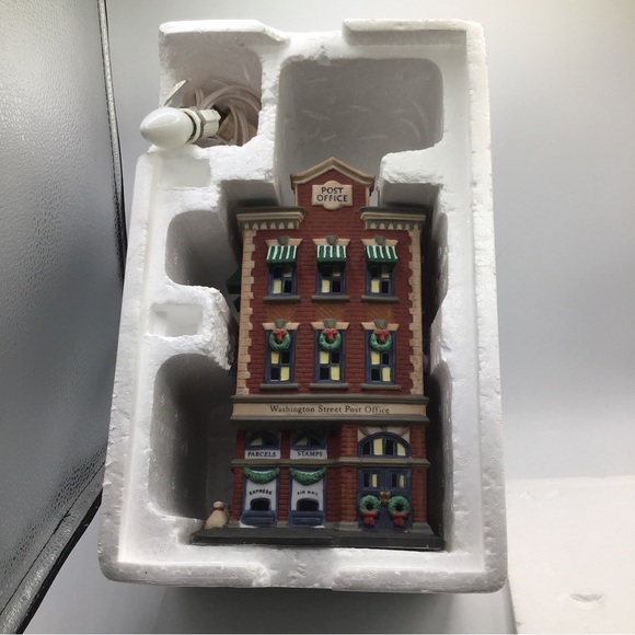 1996 Dept. 56 “Washington Street Post Office” Christmas in the City Series 58880 - Picture 13 of 16